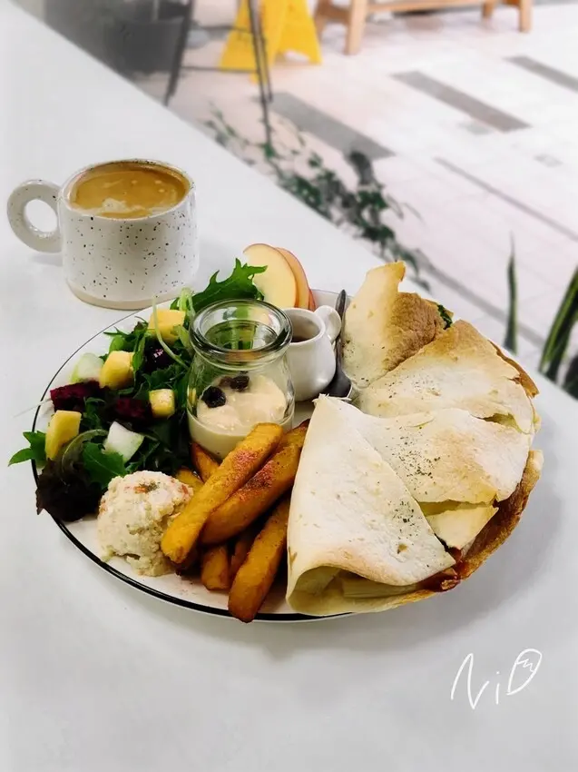 [嘉義朴子]白屋早午餐𝙇𝙖 𝙥𝙪𝙧𝙚。墨西哥乳酪燻雞烤餅/甘梅地瓜薯條/手作優格早午餐拼盤