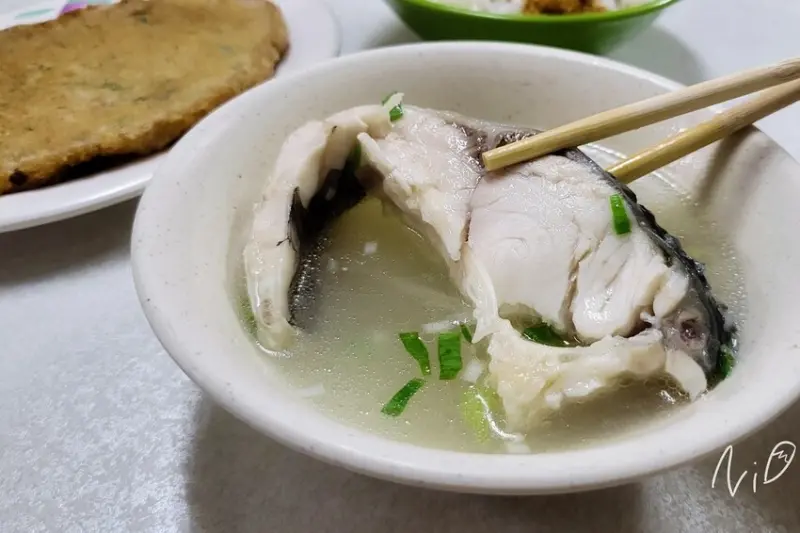[嘉義東區](原西市老牌)六十年傳承專業 正老牌無刺虱目魚粥·草魚湯。肉鬆蝦仁飯&獨家煎蛋中蛋! #東市場美食
