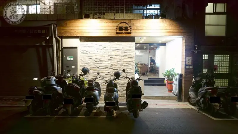 台北市信義區【 信義區鍋物 】是鍋物店也是居酒屋？！除了全台首創的全雞火鍋可以一次吃到各部位雞肉的滋味，還有燒烤、