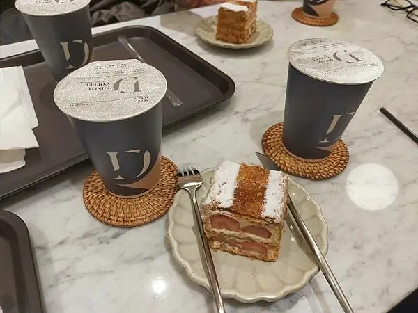 台中中區MINI.D COFFEE綠川館~美食早餐7點30分就開賣~到晚上10點前都可以來的咖啡館~