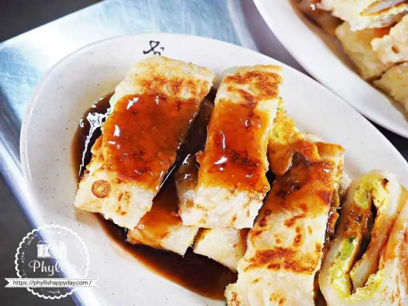 銅板價美食攻略『老爹早點』｜粉漿蛋餅、酸菜豬血腸子湯、滷肉飯通通必點｜龍潭傳統小吃推薦 (202402二訪食記) - 相片中的菲莉絲