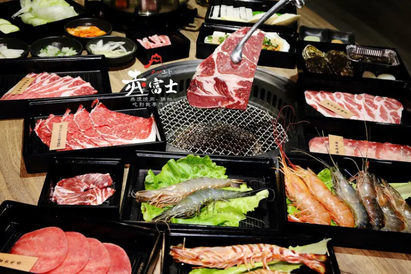 桃園最強「燒肉吃到飽」來中壢插旗啦！赤富士日式無煙燒肉鍋物-中壢店，火鍋自助吧冰淇淋啤酒無限暢飲，CP值爆表！