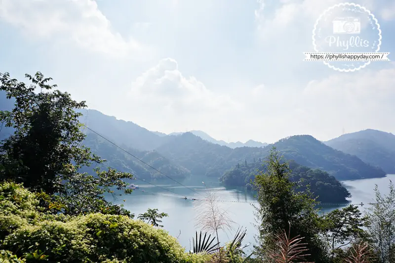 近距離欣賞石門水庫的絕佳美景『環湖咖啡。好食』｜湖景第一排、石門水庫視野最美的景觀餐廳！ - 相片中的菲莉絲
