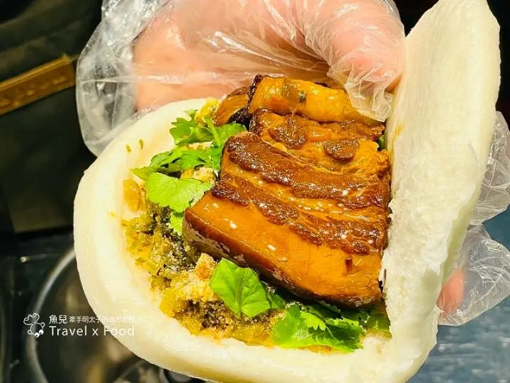 從市場到餐車經營的刈包！先炸後滷，滷出油亮綿密三層肉，所有品項皆是招牌～向陽坡刈包 @魚兒 x 牽手明太子的「視」界旅行