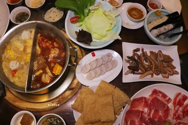 老字號麻辣鍋，麻辣鍋底無限續，鴨血滷到超透徹