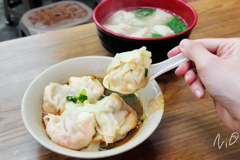 [台中西區]江家餛飩。整尾鮮蝦紅油抄手&鮮肉大餛飩湯。向上市場周邊的大餛飩專賣店 #大顆飽足