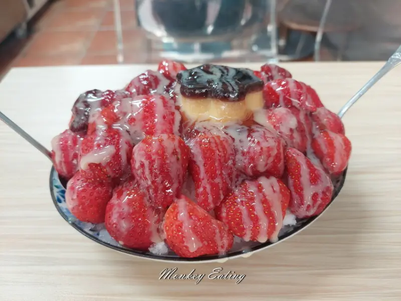 【苗栗美食】元成冰菓室｜傳承70年古早味清冰，季節限定草莓布丁牛奶冰，滿滿新鮮大湖草莓超浮誇！ - 貪吃猴的幻想