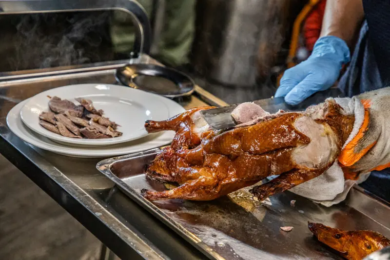 新北市汐止區陳平良烤鴨汐止店｜桌邊服務烤鴨秀，一鴨五吃外加滿桌菜！一人只要650元