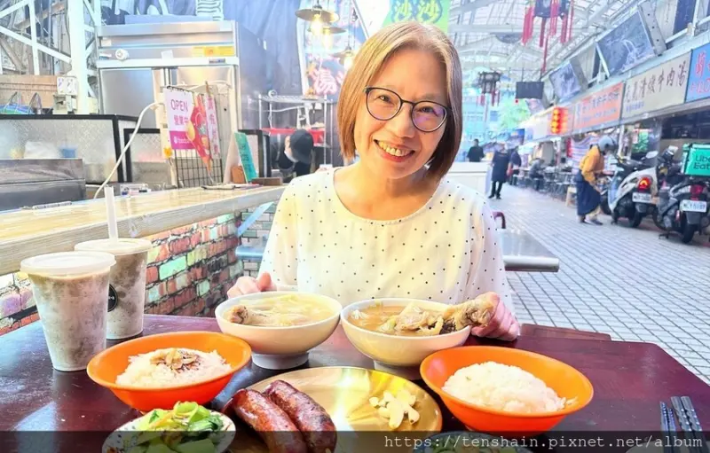 【華西街夜市美食】《你鮮吃 雞湯 魚湯專賣店》北港黑麻油雞湯、花蓮剝皮辣椒雞湯，把寒冬變暖冬 │ 金門高梁醃漬的黑豬肉香腸，非吃不可！