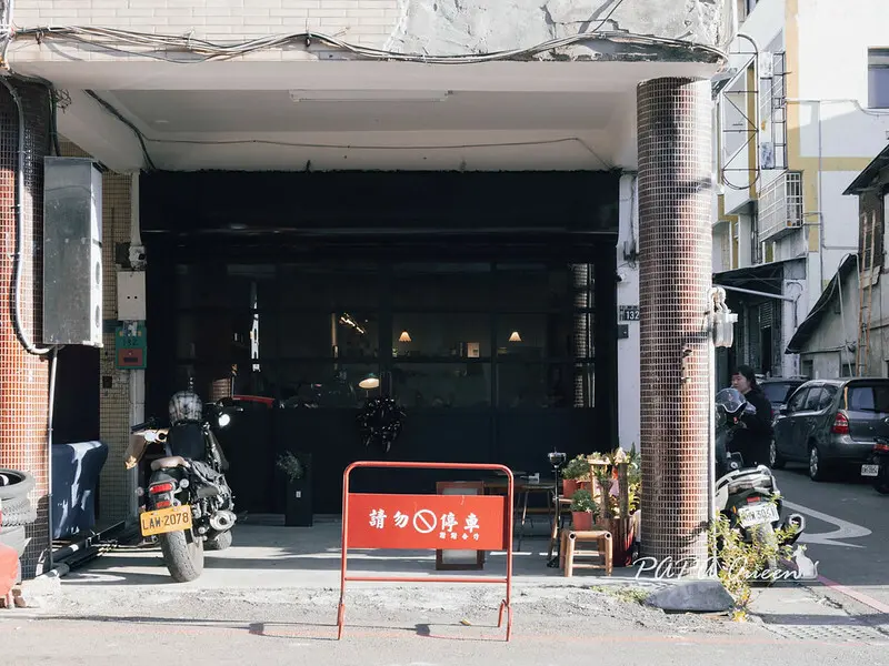 台中市北區菸灰 Coffee Project 原子街上新開的咖啡，復古灰色調，是深夜咖啡館