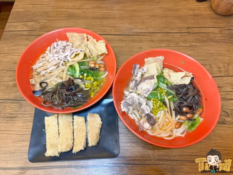 新竹市賴記柳州螺絲粉。經過就能聞到臭香的螺絲粉～醃制青椒酸米醋要多酸多辣自己來！ (菜單營業時間地址電話) - 跟著踢小米吃喝玩樂趣