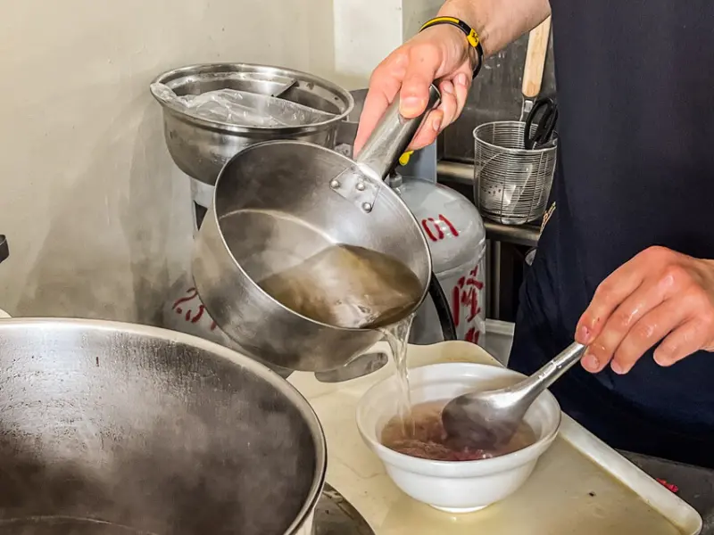 台南市東區無名新鮮牛肉湯｜看似清如水竟是米其林推薦牛肉湯？在地人一面倒支持牛肉湯名店