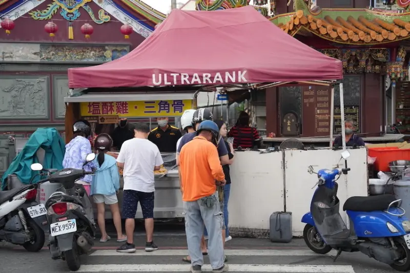 台南市安南區安南區秒殺美食『中州寮保安宮三角骨』｜廟前30年老攤 來晚了就買不到招牌三角骨囉!