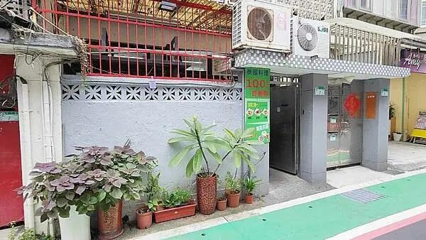 台北市中山區銀魚泰國料理｜超佛心價泰式料理１００元，白飯、泰式奶茶、椰漿西米露無限量吃到飽