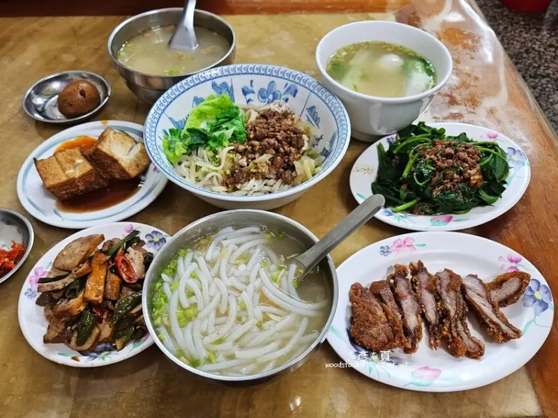 台南東區《台北口味 米粉湯》｜濃郁鮮香的台北口味米粉湯 香酥鹹甜紅糟肉｜懷念的台北滋味 道道都是人氣必點｜菜單