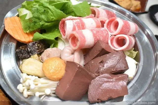 百元鍋物也有免費自助吧吃到飽！？ | 逸小鍋鍋物蘆洲店 湯頭多達20多種可以選擇，還有4款素食湯底 肉品買一送一 -  就是這樣。吃喝玩樂。愛漂亮部落格 - FashionGuide 華人時尚專業評鑑