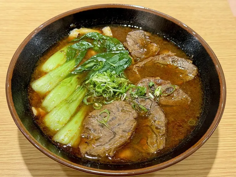 桃園市中壢區桃園美食｜集英會牛肉麵-中央東店，熟悉的味道竟已默默開了第三家店嚕。（中壢美食/中壢新店/中壢火車站美