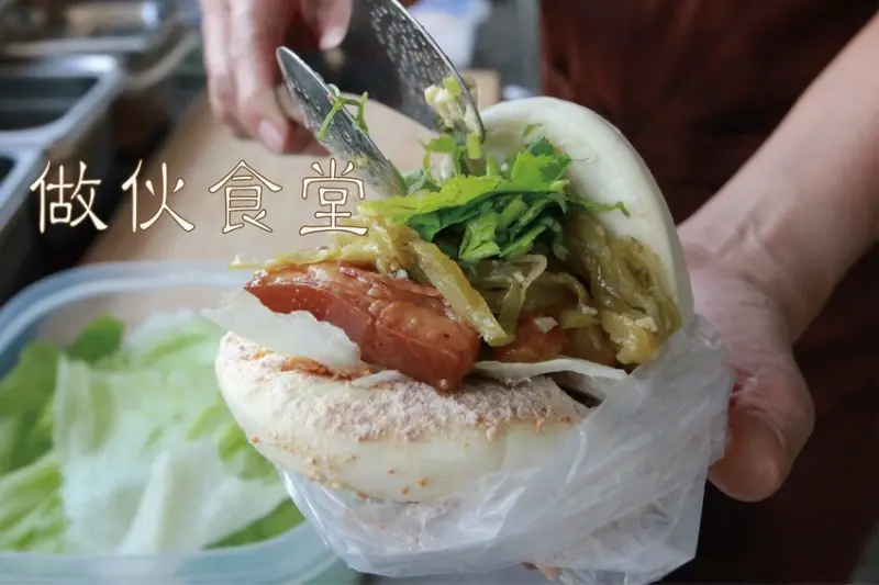 台南市仁德區吃。台南｜仁德區。「做伙食堂」新店報報！獨創滿滿香菜不同風味的虎咬豬傳統小吃「做伙食堂」。