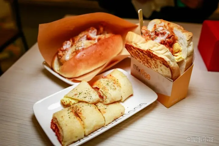 中壢龍岡早午餐推薦-雖然名字有點搞笑，但是混蛋吐司把豐富的配料跟軟嫩的煎蛋混在一起真的是好好吃呢！MixEgg混蛋吐司 中壢龍岡店！