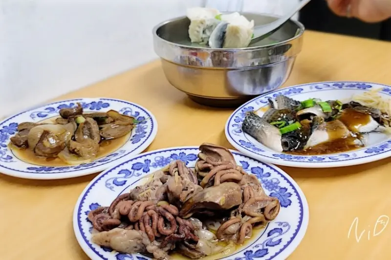 [嘉義朴子]樸仔腳草魚粥。薑絲草魚湯/蒜蓉川燙虱目魚皮/麻油豬佛/滷豆豉虱目魚腸