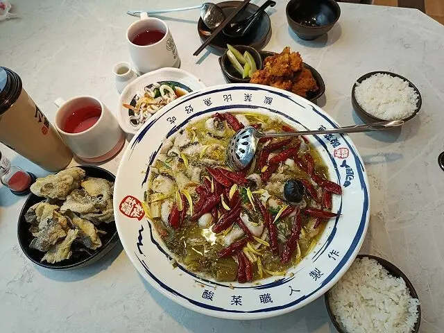 台北市萬華區刁民酸菜魚西門中華店 | 台北萬華美食．來自台中的酸菜魚美味．湯底酸爽開胃魚肉香嫩滑順