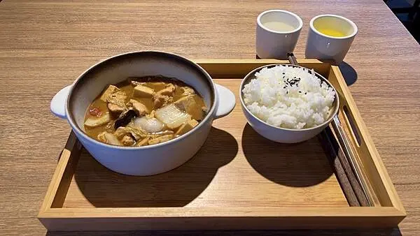 【台北-中正區】廚一家 鮑汁燜雞米飯 醬汁濃郁好下飯 食材入味簡單好吃 高CP值 飲料無限暢飲