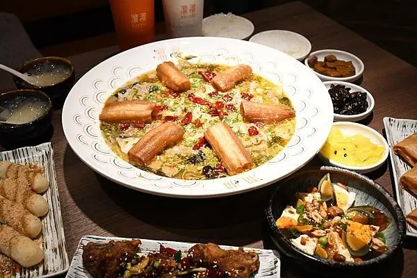 高雄市左營區首家街邊店誕生啦！消夜想吃酸菜魚有去處啦～【溜溜酸菜魚專賣店－富民店】插旗北高雄～嗜辣者可加麻加辣、