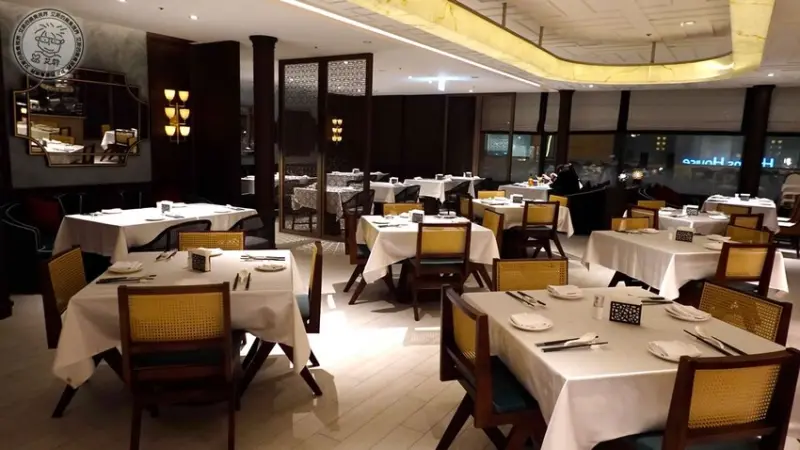 台北市信義區【 飯店年菜 】除夕過年想在飯店舒服吃年菜的朋友可以來試試「弈夢紅樓」粵菜餐廳推出龍躍金喜盛宴，真材實