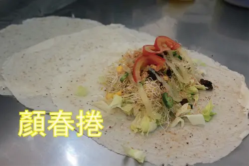 高雄市三民區吃。高雄美食｜三民區。「顏春捲」榮獲高雄春捲大賽第二名，自炒胚芽來製作春捲皮，春捲很紮實春捲皮軟Q超
