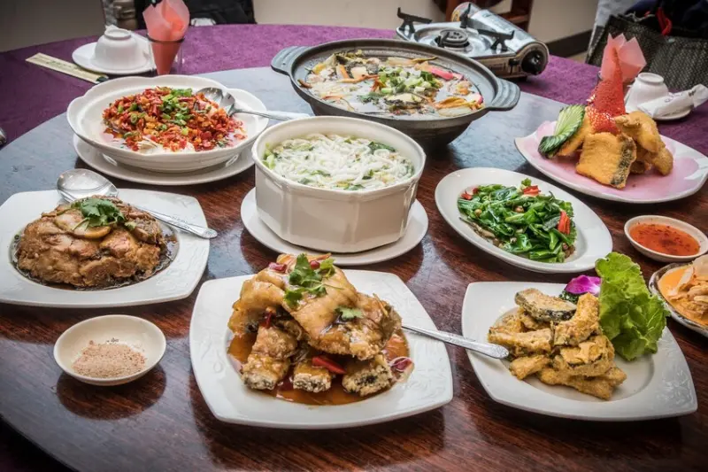 桃園市龍潭區小橋流水活魚餐廳｜CP值爆高活魚餐廳！整桌點滿吃不完還打包，$2500有找