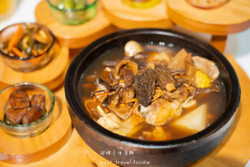 【秘藏石鍋料理台中站前秀泰店】爆料極品菌菇煲雞，台中東區火鍋，飽足系石鍋套餐，Dcard推薦台中火車站美食│菜單