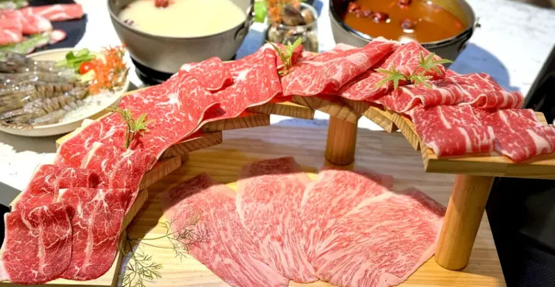 宜蘭縣五結鄉饗點鍋》精緻鍋物好精采，原肉現點現切、豐富自助吧種類超豐富 交通也很方便