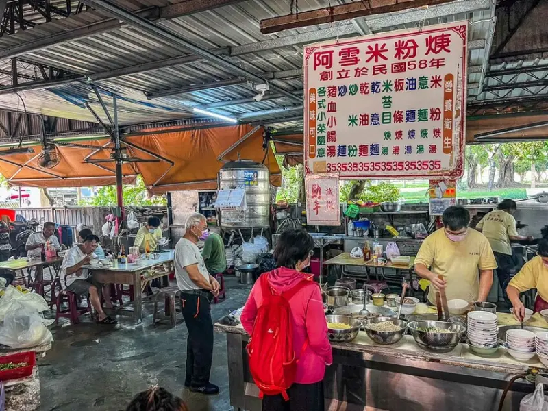 高雄市左營區阿雪米粉焿｜均一價通通35元！傳統老市場的好吃、便宜又大碗米粉焿