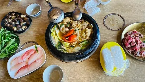 基隆必吃火鍋【望海巷石頭火鍋】碧砂漁港旁/自助式火鍋想吃什麼自己拿/現場蒜苗爆香美味湯底/基隆潮境海灣節/山海餐車巿集