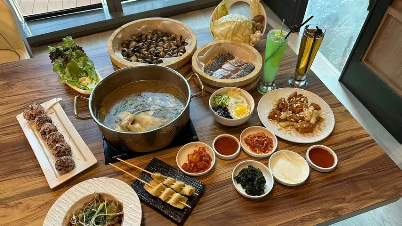 【台北美食】韓國春雞湯台灣吃得到！朋月栻餐飲集團最強韓雞雞 江原道 宗음식 韓吃一隻雞，超霸氣海鮮桶，頂級韓式鍋物！有菜單【捷運美食】市府美食推薦【韓國料理】微風信義食美