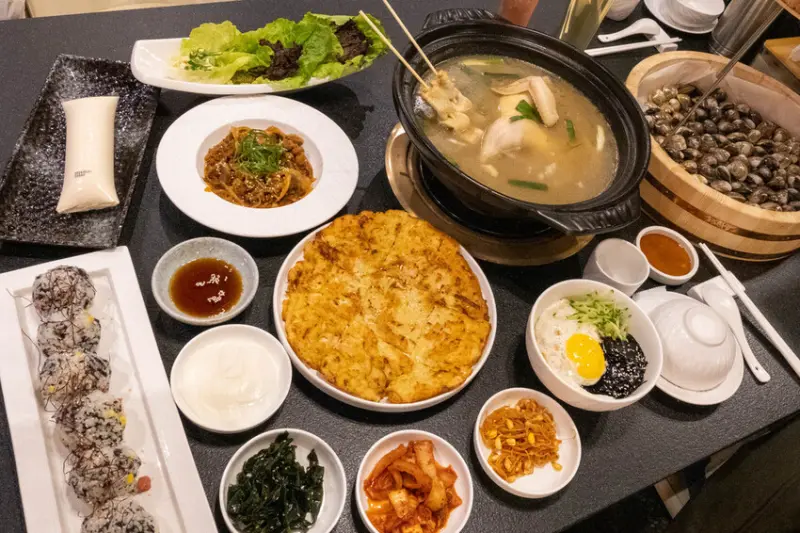 台北市信義區【美食】朋月栻韓雞雞江原道宗음식，韓吃一隻雞火鍋，韓式料理，微風信義店