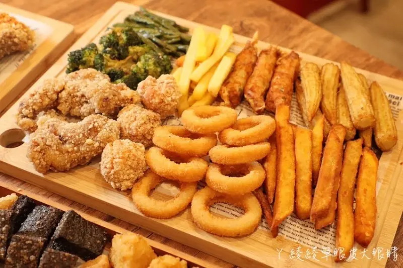 新竹市東區新竹炸物天花板！新竹園區外送美食推薦寶島8號雞排竹科店，雞排厚實多汁、獨家調製辣粉超級香