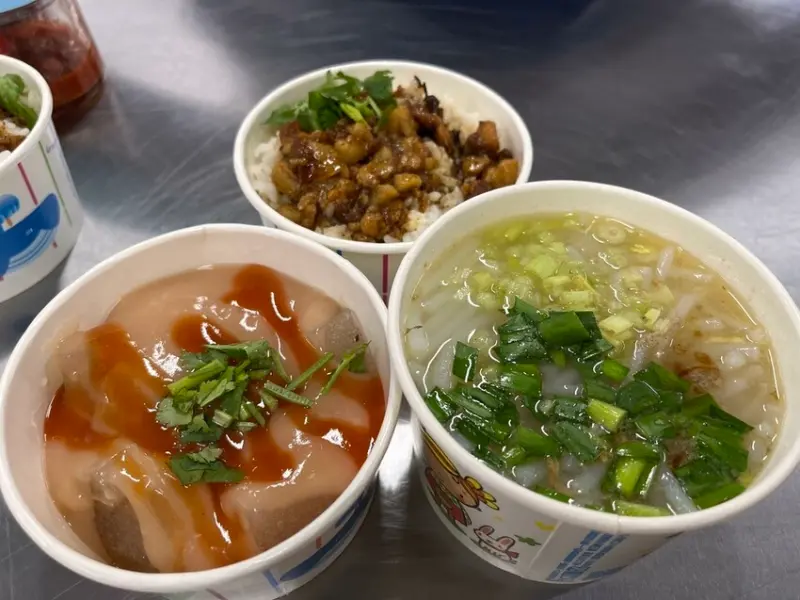 【桃園大溪美食】【福記古早味米粉湯】周末限定的銅板價美味傳統小吃，肉圓米粉湯滷肉飯這裡通通有，豬皮豬肺骨仔肉竟然也都點得到