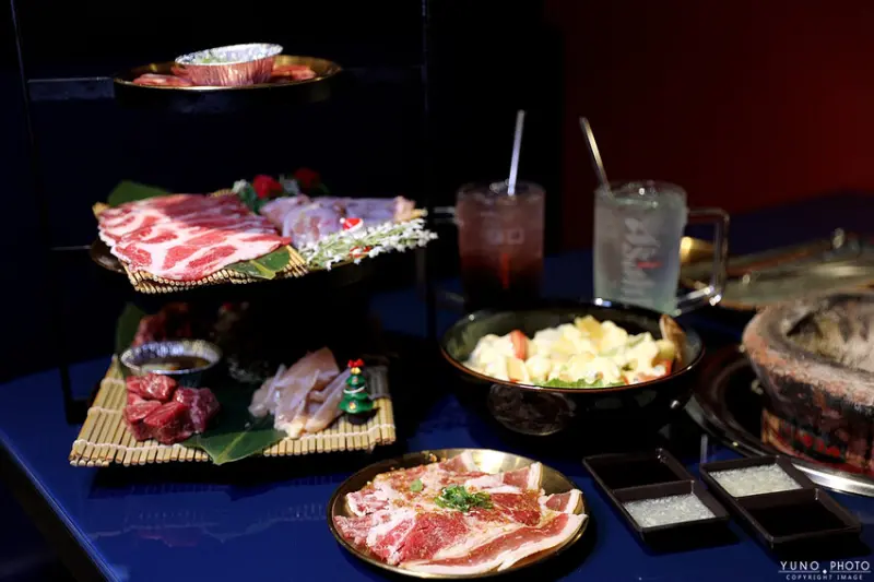 台中市東區燒肉控集合！摩登搖滾日式炭火直烤燒肉餐廳 專人代烤超適合情侶約會 包廂團體聚會｜298 Nikuy燒肉台中復興