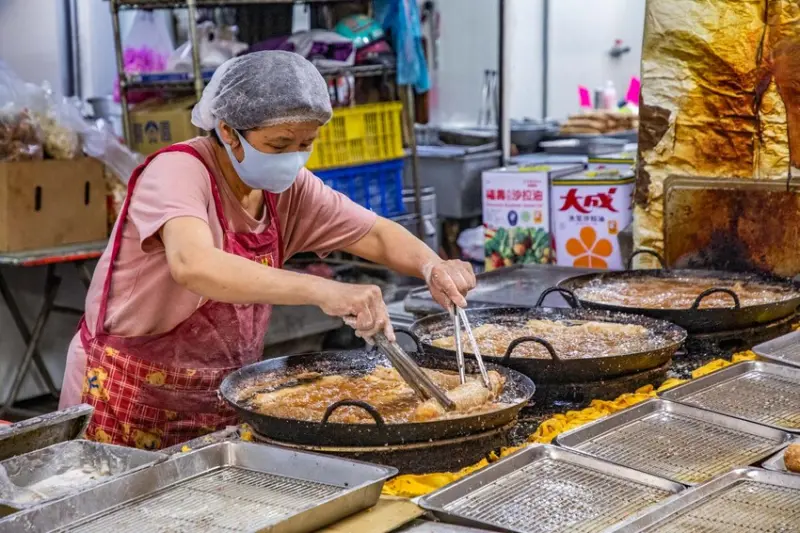 嘉義市東區阿富網絲肉捲｜無時無刻都在排隊！一人限購兩條的現炸巨大肉捲