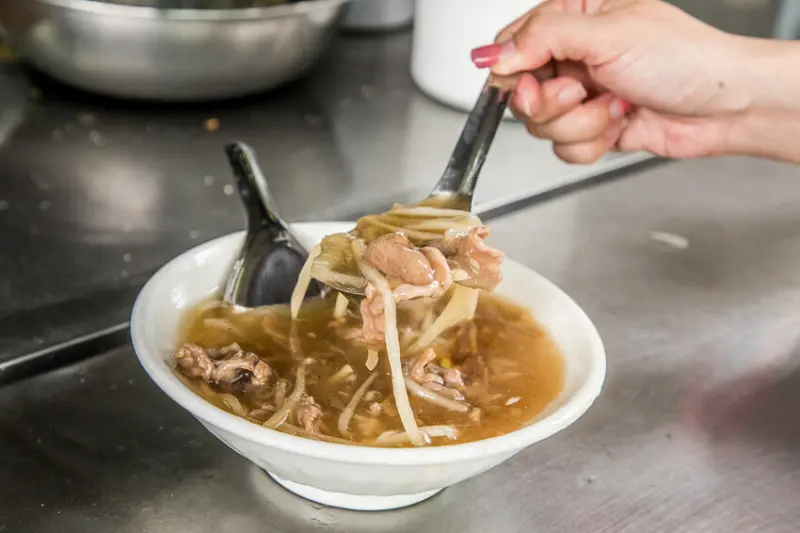 必吃北港小吃推薦：光明路阿安鴨肉羹 鴨骨麵線 / WalkerLand窩客島整理提供 未經許可不可轉載