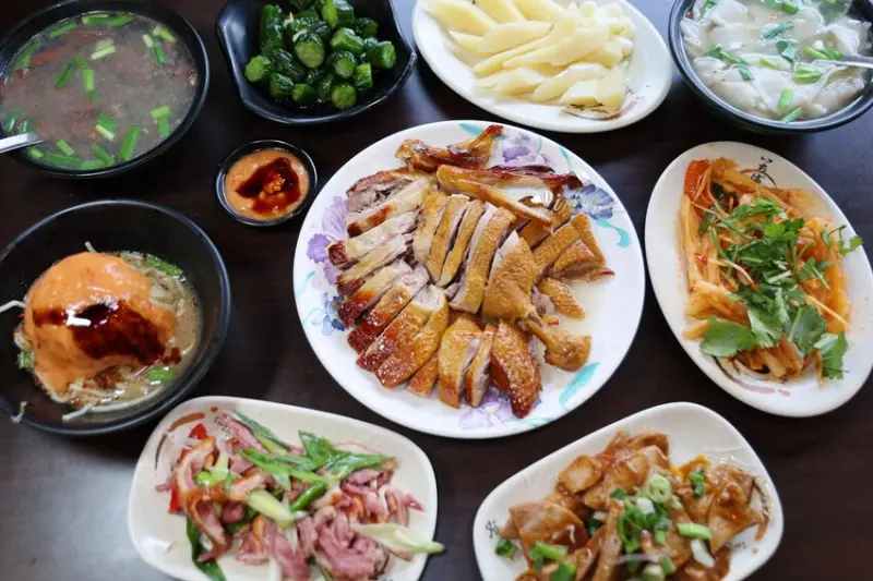 宜蘭縣羅東鎮羅東美食 | 鴨肉送站前店 必點布丁乾麵及好吃鴨肉 豐富多元小菜