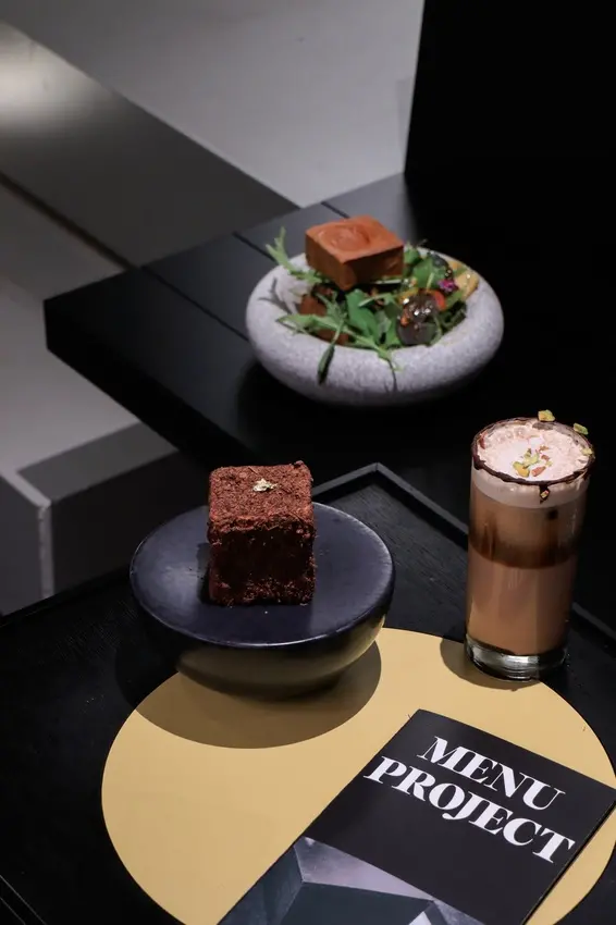 大安區新開幕黑色系質感咖啡廳 泡芙、創意可頌早午餐