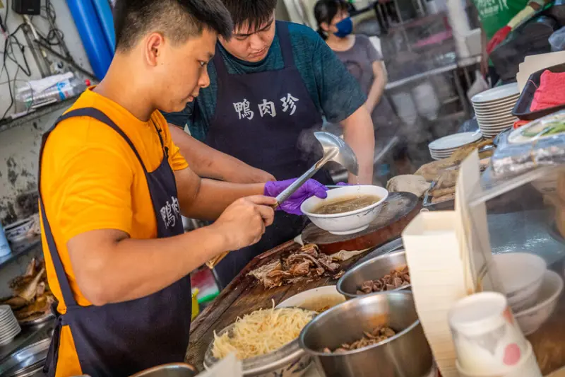 高雄市鹽埕區鴨肉珍｜豪邁切塊鴨肉大方給！在地超過65年鴨肉名店