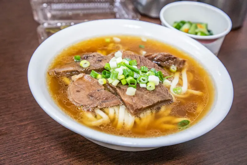 在地60年牛肉麵老字號明星也朝聖 #港園牛肉麵 / WalkerLand窩客島整理提供 未經許可不可轉載