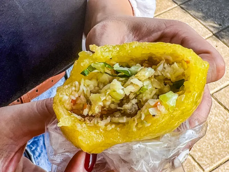 ▲高雄左營美食推薦：左營地瓜菜包，滿滿餡料地瓜菜包 /大手牽小手。玩樂趣 提供、WalkerLand窩客島整理