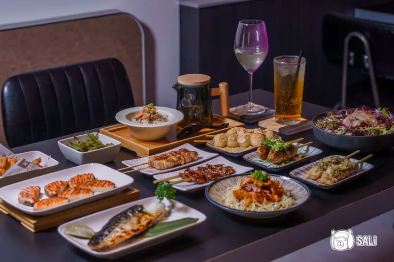 六月螢火｜台中深夜食堂，日料串燒結合調酒，時髦現代居酒屋，消費超平價 - 莎笠，小日子