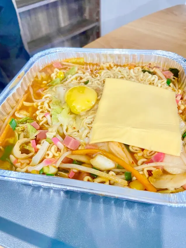 台北市士林區捷運士林站 台北士林美食推薦 Yiguo Ramen 라면 24小時 異國無人拉麵店 免出國90幾種異國泡麵任選 2024年1