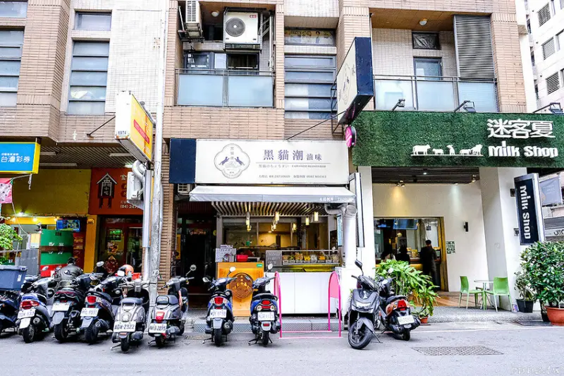 鴨血滷味攤好澎湃，黑貓潮滷味有湯滷味跟醬拌吃法，套餐有肉、火鍋料、青菜跟麵食大滿足！