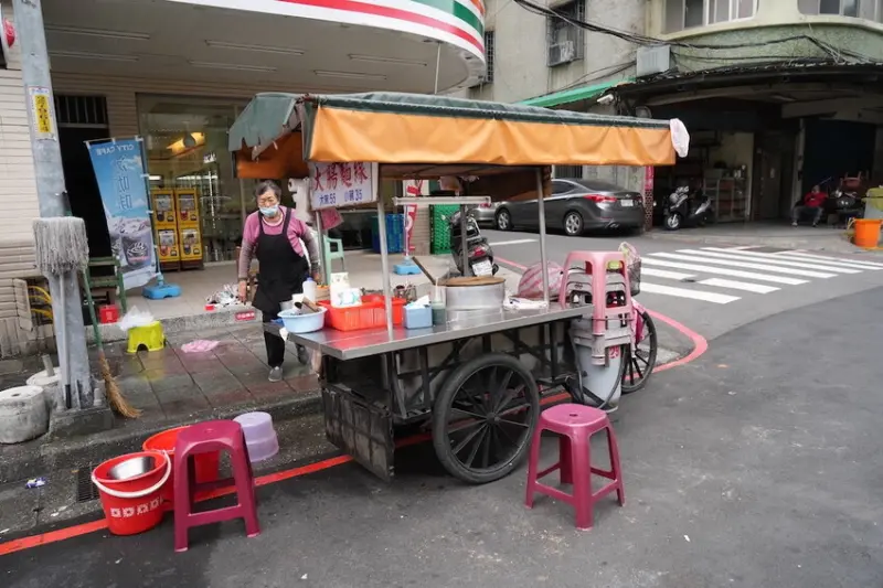 新北市三重區三重美食 林家大腸麵線｜鋪滿一整層的Q彈大腸!大腸(麵線)控快來嚐腸!